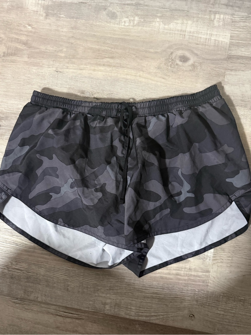 Old Navy Women's Black and Gray Camo Athletic Shorts